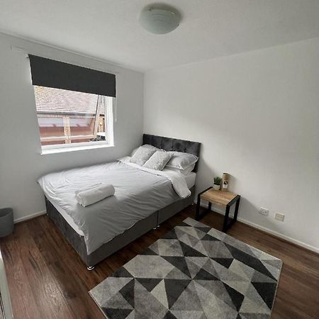 Canary Wharf Haven - Spacious & Homely Entire 1 Bedroom Flat Лондон Екстериор снимка