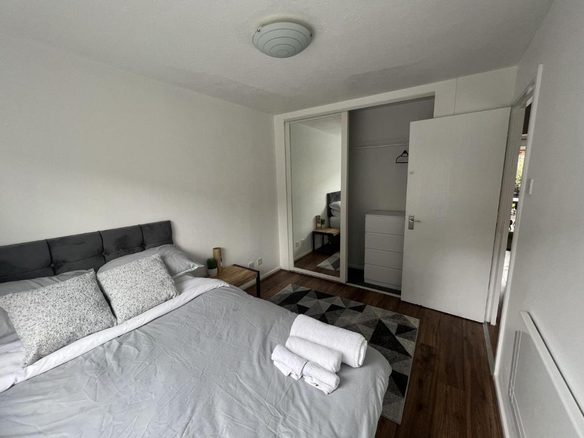 Canary Wharf Haven - Spacious & Homely Entire 1 Bedroom Flat Лондон Екстериор снимка