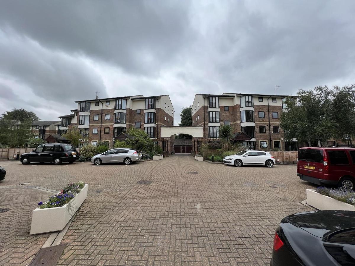 Canary Wharf Haven - Spacious & Homely Entire 1 Bedroom Flat Лондон Екстериор снимка