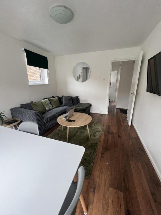 Canary Wharf Haven - Spacious & Homely Entire 1 Bedroom Flat Лондон Екстериор снимка