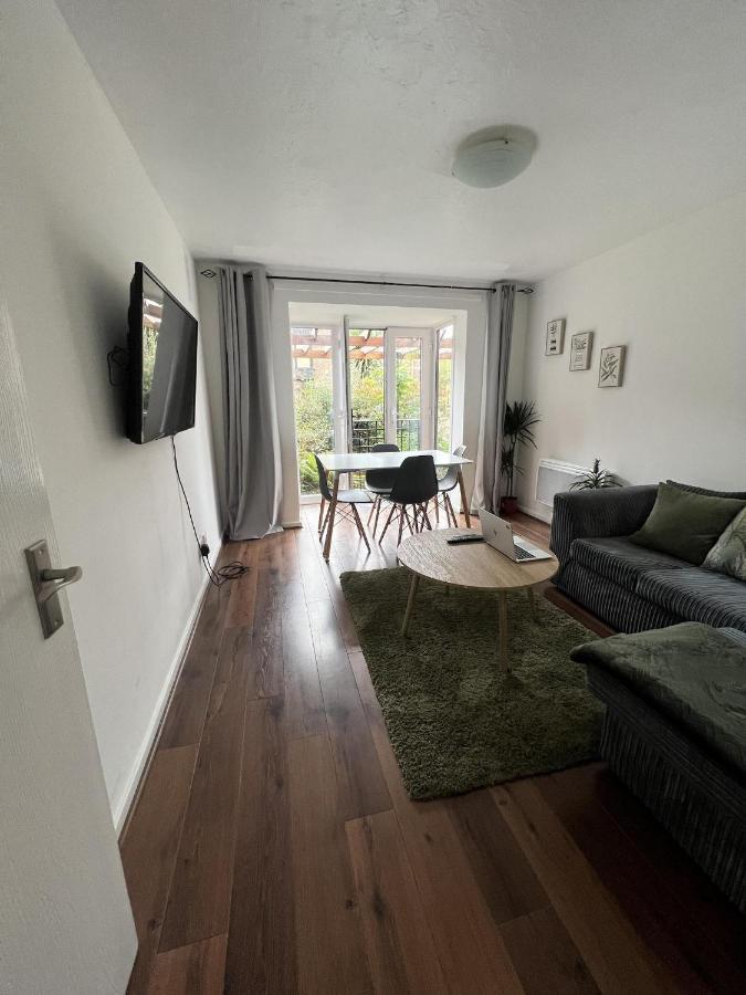 Canary Wharf Haven - Spacious & Homely Entire 1 Bedroom Flat Лондон Екстериор снимка