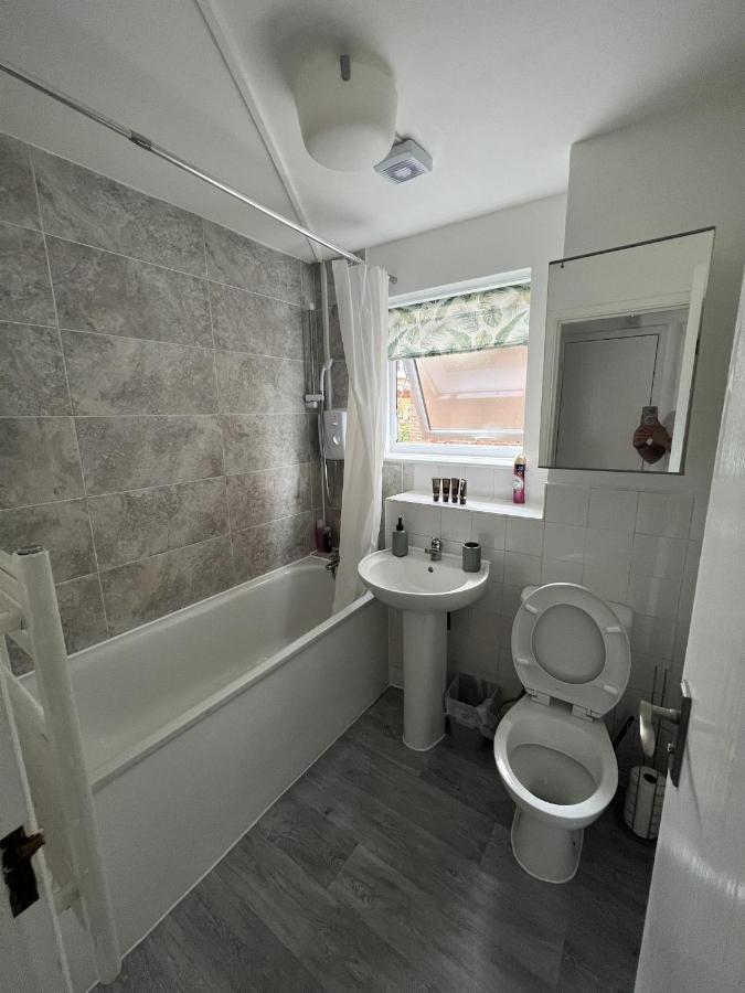 Canary Wharf Haven - Spacious & Homely Entire 1 Bedroom Flat Лондон Екстериор снимка